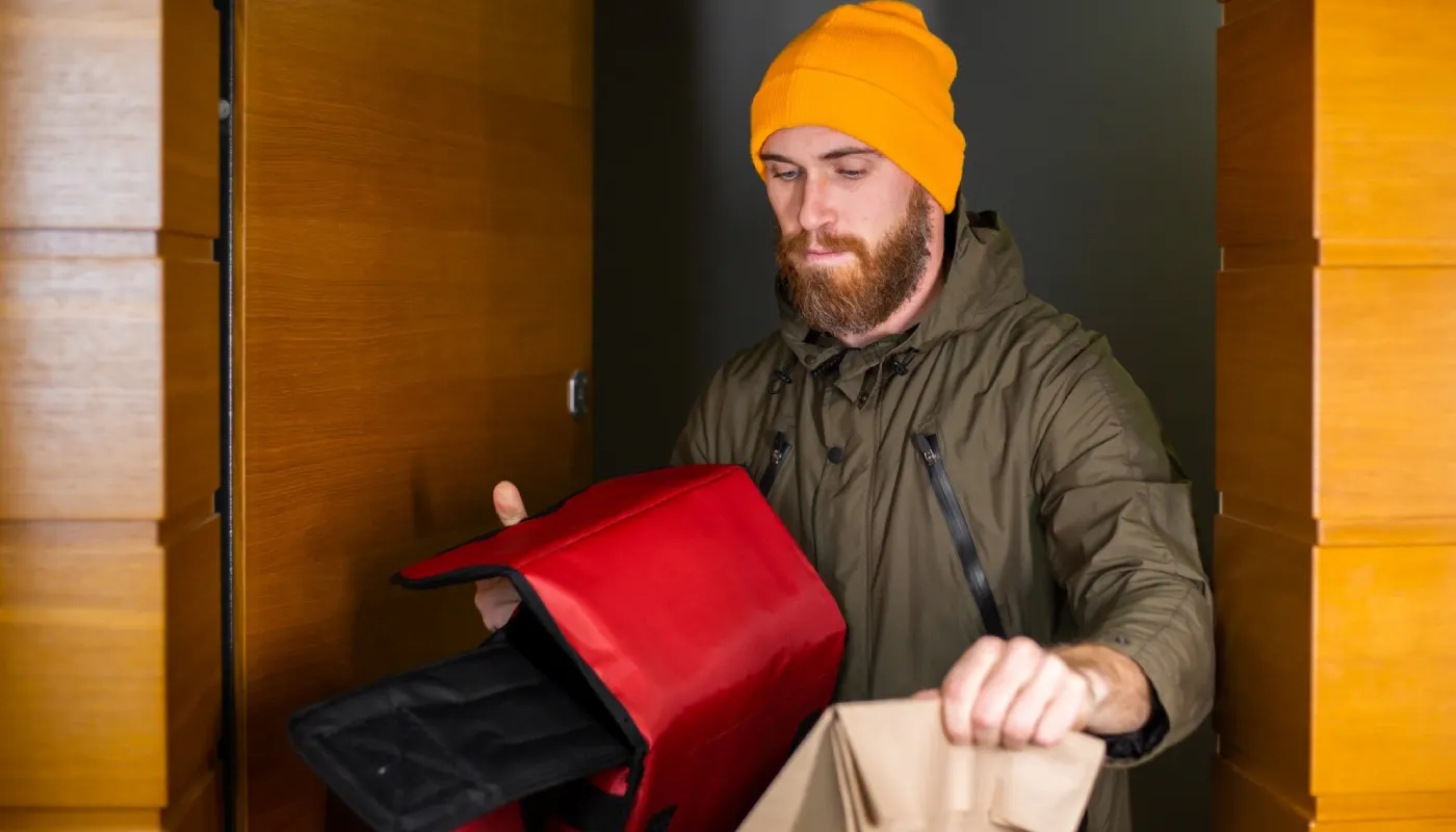 Gıda Güvenliğinde Doğru Paketleme Gıda zincirinin en önemli halkalarından biri olan gıda ambalajı, ürünün tarladan veya fabrikadan çıkıp tüketicinin masasına ulaşana kadar geçen süreçte koruyucu bir kalkan görevi görür.